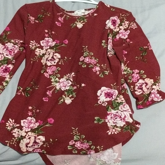 Burgondy top with flowers - Picture 1 of 3